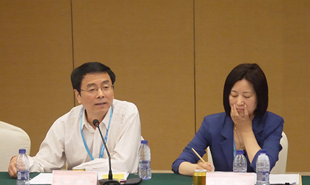 左侧为国家新闻出版广电总局数字出版司副司长宋建新