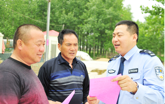 該所民警深入群眾中排查矛盾糾紛現場