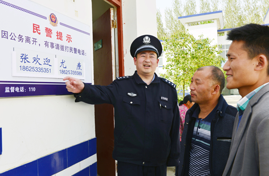 正陽縣局戶政部門民警在開展便民服務