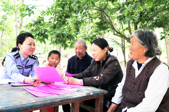 民警在大走訪向群眾宣傳防騙常識