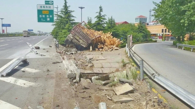 貨車上的木頭散落一地　現(xiàn)場民警供圖