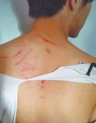 鄭州4名女教師圍毆男學(xué)生