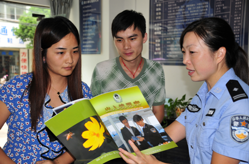 該局出入境管理科民警在向群眾宣傳新推出的便民措施