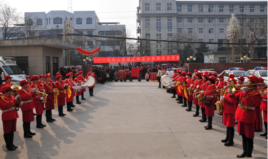 命案偵破后，受害人率隊到公安機關贈旗感謝