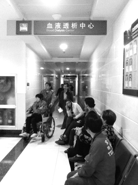 医院走廊内坐满了等待“上机”的患者及其家属