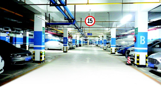 江城小区停车位不得只售不租 物业涨租价应对