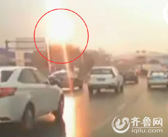 被击中的灯泡碎成一团火光散落了下来(视频截图)