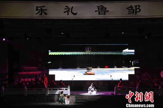  以“禮在鄒魯愛滿桑梓”為主題的中華母親節(jié)推進(jìn)大會暨2015孟子故里（鄒城）母親文化惠民演出，圖為演出現(xiàn)場。　黃品璇　攝