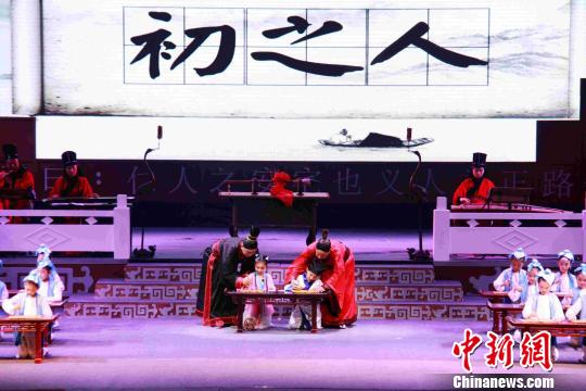 以“禮在鄒魯愛滿桑梓”為主題的中華母親節(jié)推進(jìn)大會暨2015孟子故里（鄒城）母親文化惠民演出，圖為“開筆禮”表演。　黃品璇　攝