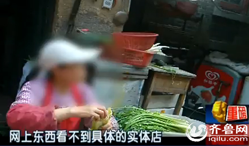 “餓了么”在線訂餐服務平臺的區域負責人張經理對“石頭水餃”的環境視而不見(視頻截圖)