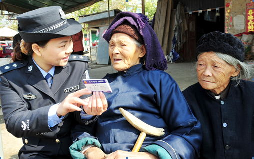 該所制定并向群眾發送了“警民聯系卡”，極大地方便了群眾報警求助