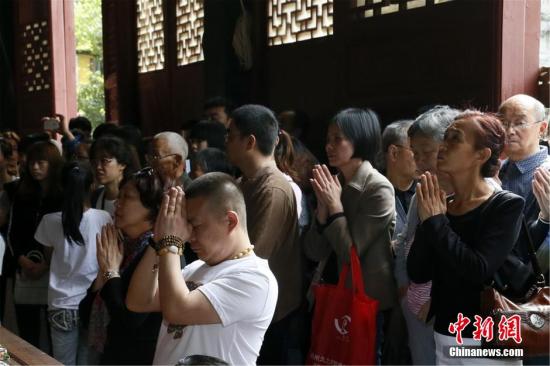 4月27日上午9时许，浙江杭州千年古刹灵隐寺为尼泊尔等地震受灾地区举行消灾祈福法会