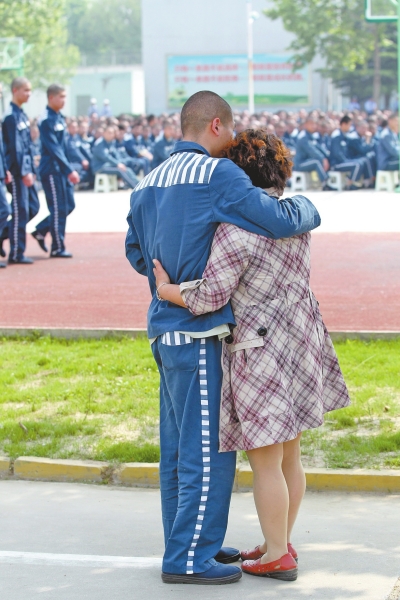 來自洛陽的一位母親在火車站熬了一夜，終于見到了兒子。母子相擁，淚水交織。