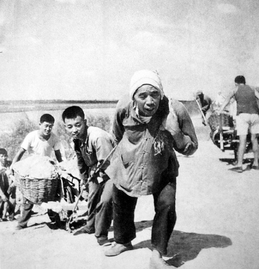 　“開(kāi)國(guó)勞模”曾廣福奮戰(zhàn)在整治海河的工地上。
