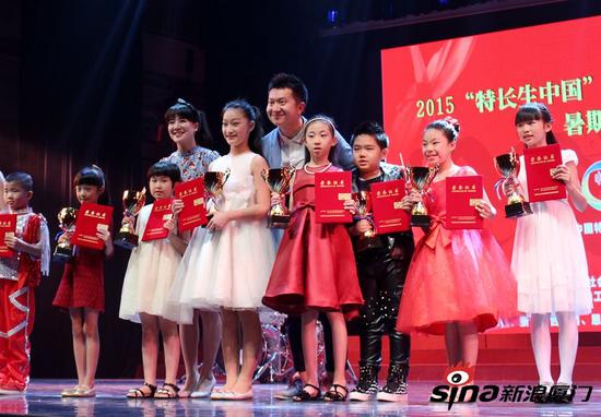 央视主持红果果绿泡泡为福建特长生颁奖(图)