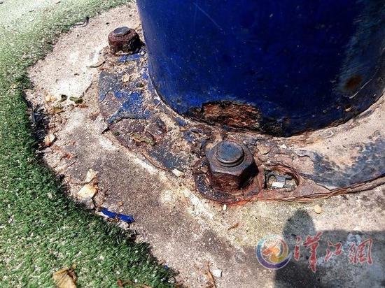 襄州一学校篮球架突然倒塌 一名学生被蹭伤