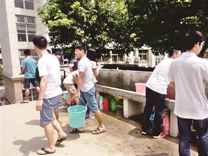 地大8000多名学生提水洗澡
