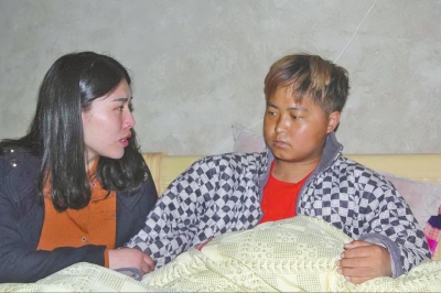 侯敏正在照顧病床上的弟弟