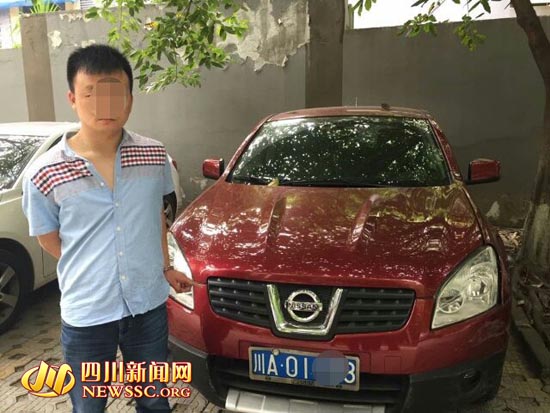 成都一男子驾车强闯交警酒驾卡点 撞伤两名协