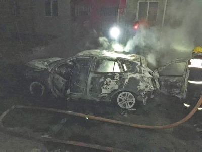 把自己的車點燃