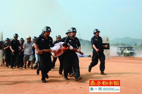 　　昨日，蓬江公安分局组织大型反恐处突演练，6 50名特警、巡警、交警等警力参与。演练之前，还展示了网枪、破拆工具、防爆排爆装备、应急工具等先进警用装备。通讯员供图