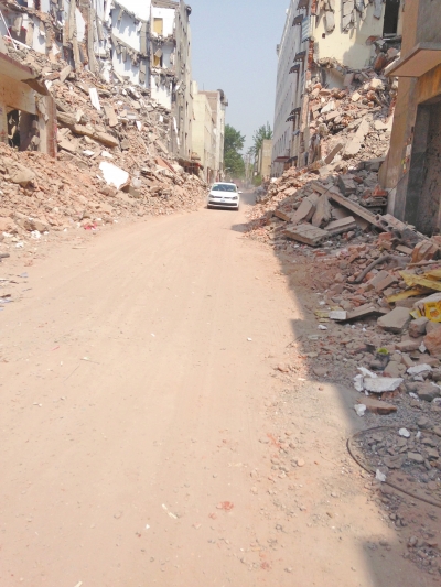 陳莊小學門口的小路兩旁，拆遷房屋未采取任何防護措施。