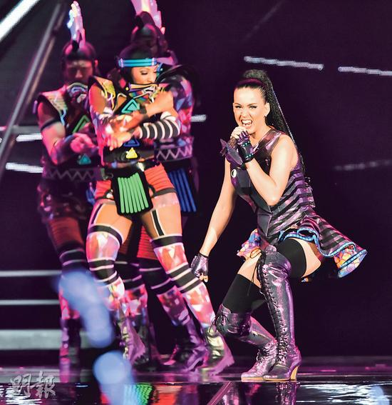 Katy Perry于台北小巨蛋举行演唱会，迟到了个半小时才开场。
