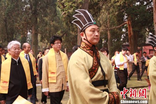 中華母親節推進大會暨紀念孟母孟子大典29日在孟子故里山東鄒城孟廟舉行，千余名來自海內外的孟子后裔和祭孟人士參加紀念大典。圖為大典現場　曾潔　攝