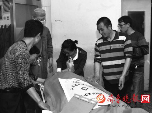 刁姿静被人从手术室推出来,亲人们围在身边。齐鲁晚报记者张中 摄