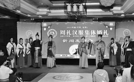 左后方侍女，衣襟左祍的穿法，系古代下葬壽衣穿法圖片系網(wǎng)友提供
