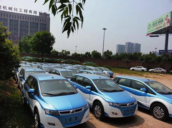 整装待发的电动出租车 本报记者赵丽莉摄