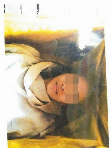 刘姓女子三年前在缅甸装死诈保，躺棺拍照想骗保险公司。来源 台湾《联合报》