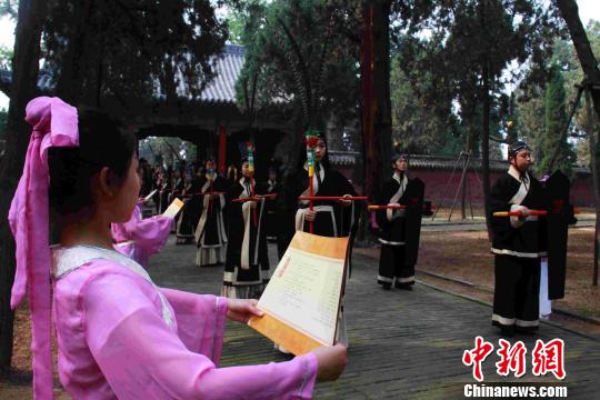  中华母亲节推进大会暨纪念孟母孟子大典29日在孟子故里山东邹城孟庙举行。图为大典现场。　黄品璇　摄