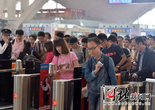 4月30日,石家庄火车站内旅客人头攒动。当日,石家庄火车站的旅客明显增多,不少有外出计划的旅客踏上旅程。小长假期间,预计石家庄站全站(含石家庄客站、石家庄北站及下辖高铁八站)发送旅客49.48万人,铁路部门将根据客流情况对旅客列车进行扩编加挂,提高输送能力。(河北日报、河北新闻网记者陈腾飞 摄)
