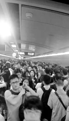 广州东站地铁站内,大量乘客滞留在通道内。 信息时报记者 陈引 摄