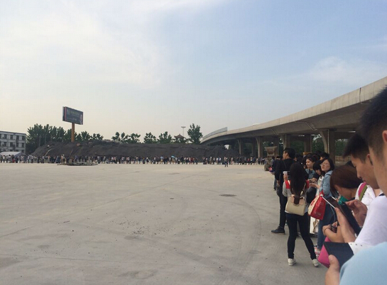 客運北站乘客排隊兩公里