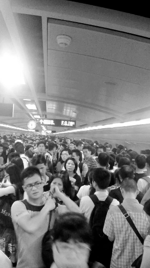 广州东站地铁站内，大量乘客滞留在通道内。 信息时报记者 陈引 摄