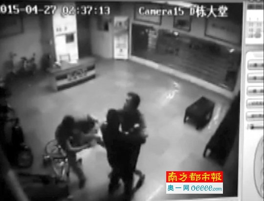 →监控视频拍下了打人过程。视频截图