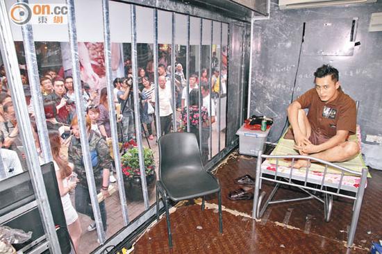 张建声在旺角“坐牢”，惹来大批市民围观。