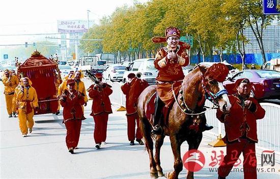 小伙騎著高頭大馬 用八抬大轎娶新娘