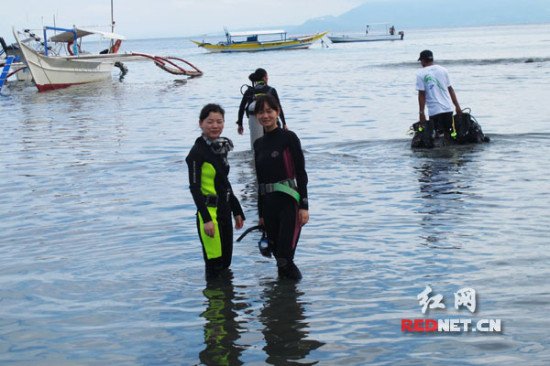 粟娟（右）与好友在菲律宾潜水