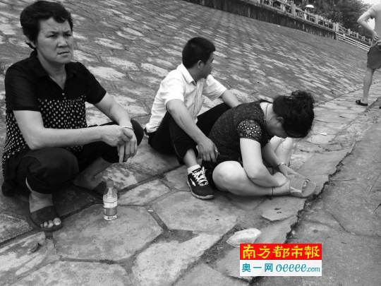 落水失踪学生小勇的家人在岸边等待打捞结果。南都记者 何永华 摄