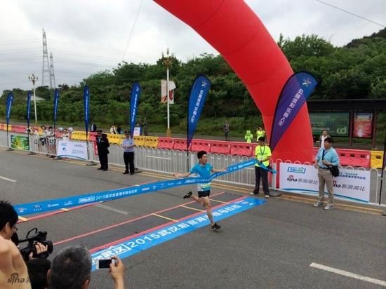 10公里比赛冠军已经诞生，宜昌19岁小伙王明华第一个冲过终点。