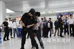 福州火车站开展反恐宣传 特警现场传授一招制敌