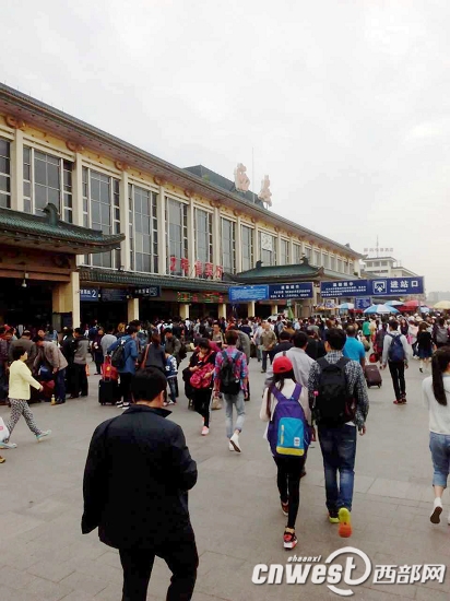 5月3日,铁路迎来返程客流高峰,西铁局预计发送旅客35万人。