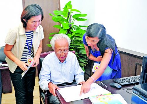 2012年8月15日，王显明老人在填写遗体(角膜)捐献申请登记表。齐鲁晚报记者李钢摄(资料片)
