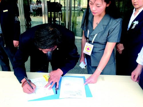 5月1日，王显明的家人在捐赠证明上签字。齐鲁晚报记者陈晓丽摄