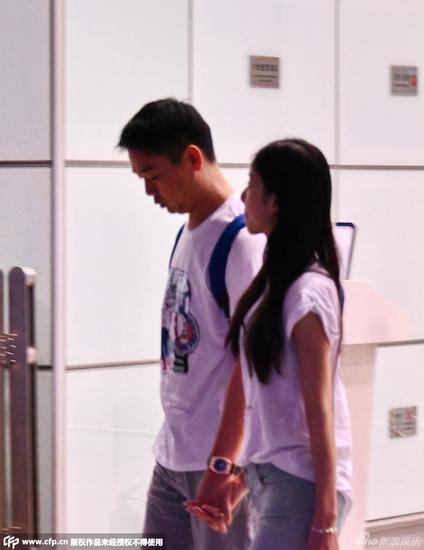 奶茶妹刘强东十指紧扣 <em>情侣</em>装高调秀恩爱_新浪