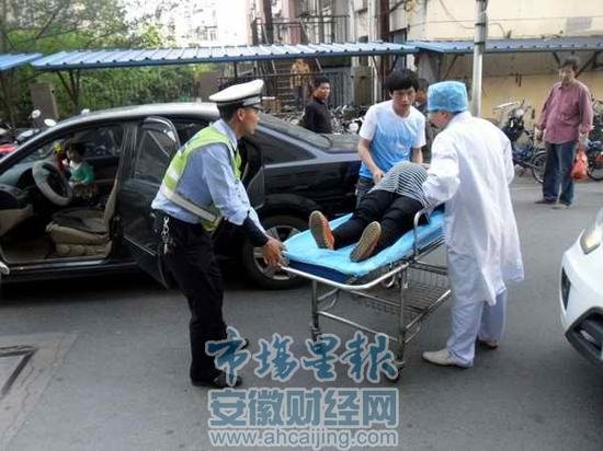交警全力救助临产孕妇