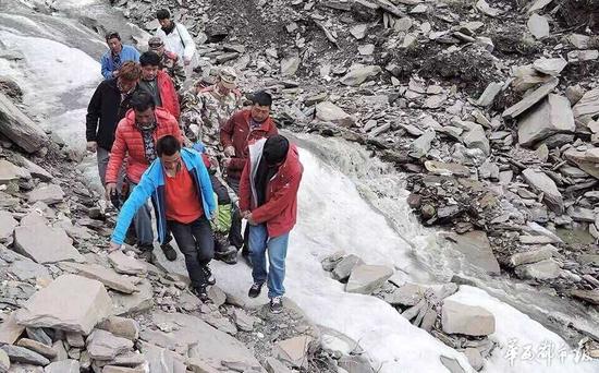 湖南驴友四川违规登山摔重伤 景区派18人花10